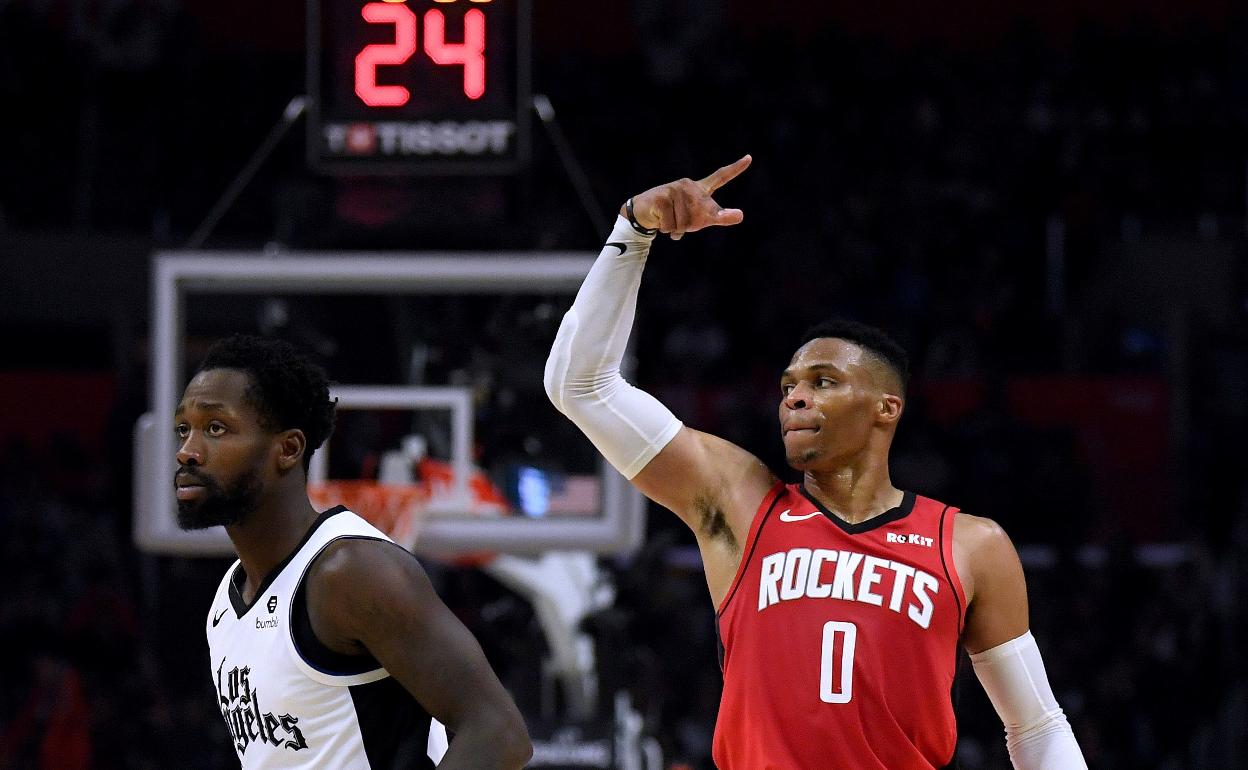 Russell Westbrook ante Patrick Beverley, que terminó expulsado