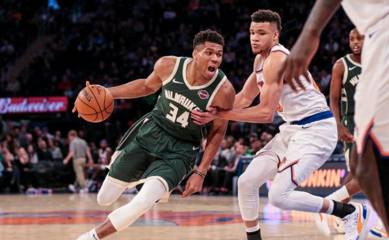 Giannis Antetokounmpo frente al jugador de los New York Knicks, Kevin Knox 