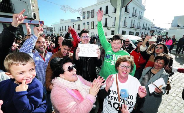 Los vecinos de Fuente del Maestre celebrando el premio.