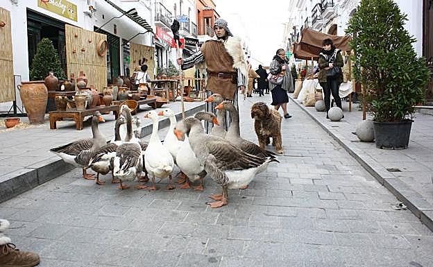 Un niño vestido de hebreo con ocas en las calles deAzuaga.