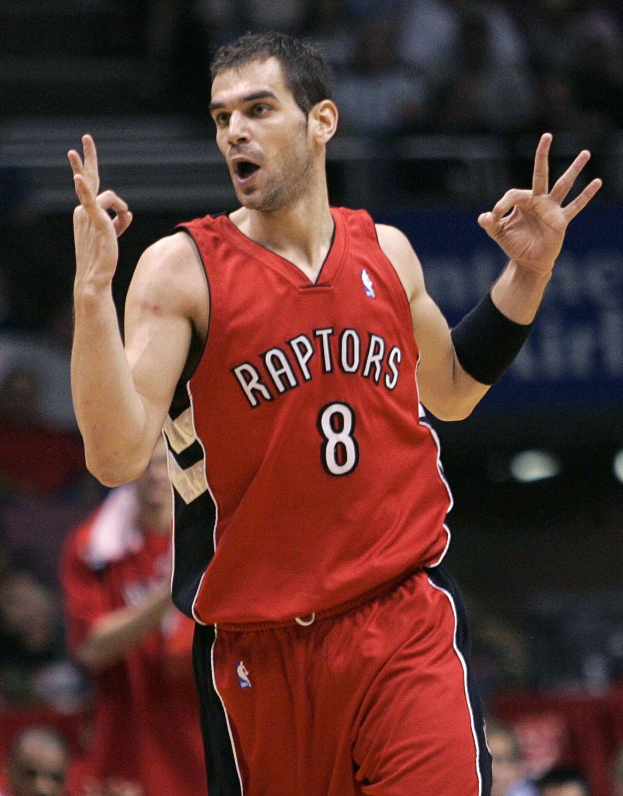 Calderón hace su gesto característico durante un partido en 2007 con los Raptors, su franquicia más especial. :: MIKE SEGAR