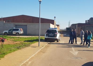Imagen secundaria 1 - Centro Móvil de Operaciones de Cruz Roja Extremadura y medios de la Guardia Civil participantes en la búsqueda. Helicóptero sobrevolando Balboa: HOY/ ISABEL REDONDO