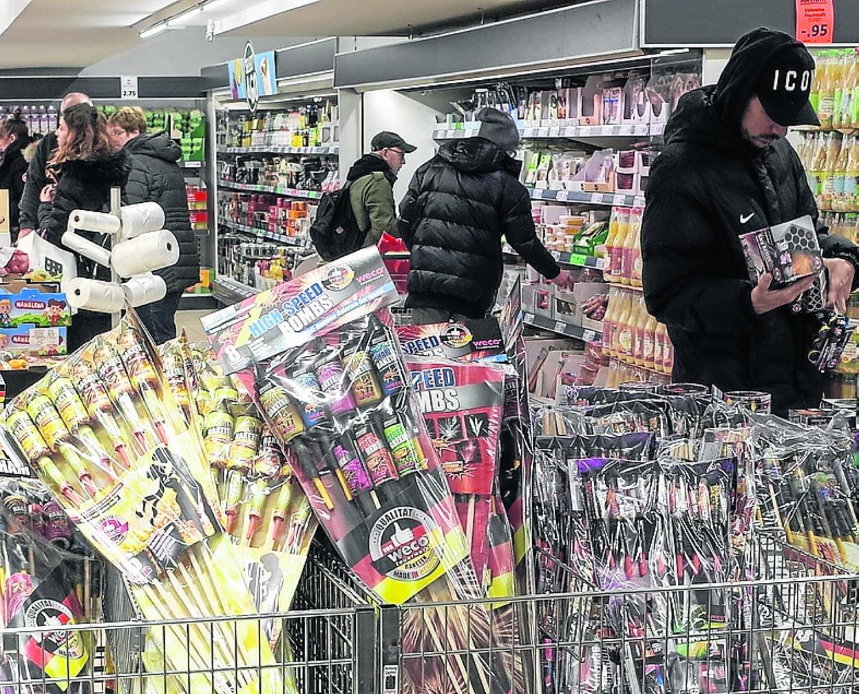 Material pirotécnico a la venta en un establecimiento. efe