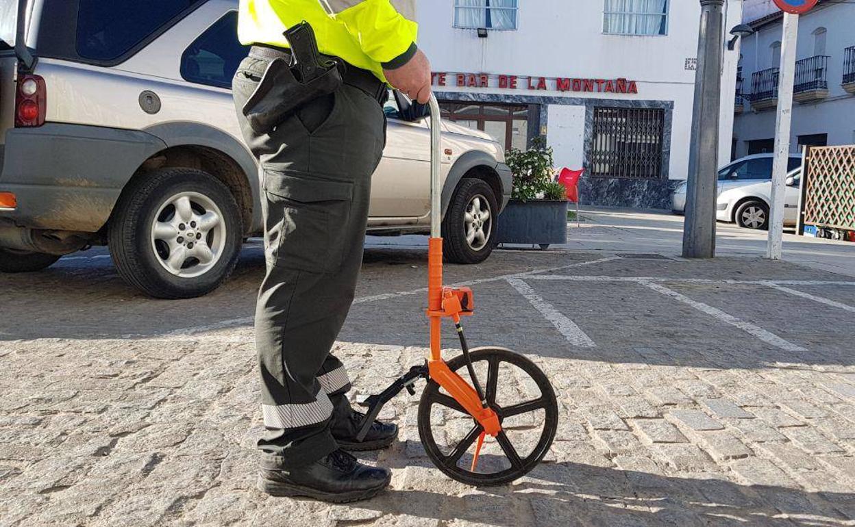 Un agente de la policia local midiendo las distancias en el expediente de la casa de apuestas