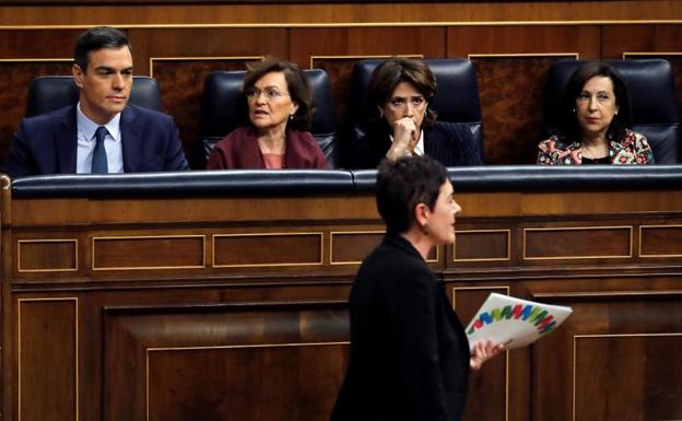 La portavoz de Bildu pasa por delante de Sánchez durante el debate. 