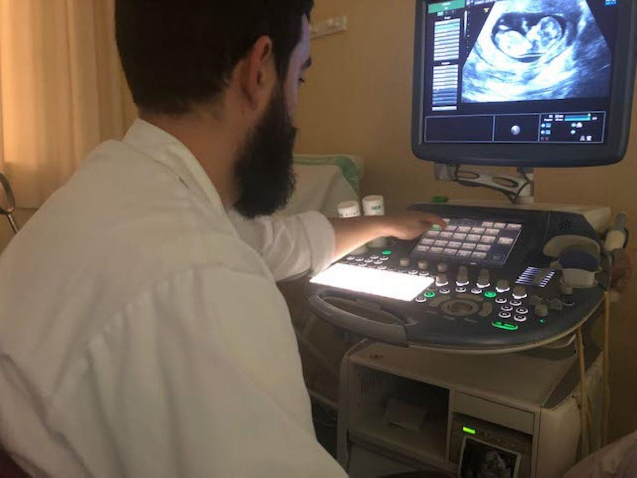Máquina de ecografía del SES para evaluar la evolución del feto. :: HOY