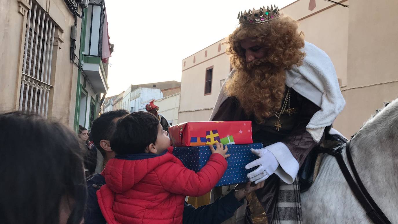 Villar del Rey. Un pequeño recoge en la puerta de su casa regalos de manos de su rey favorito. :: 