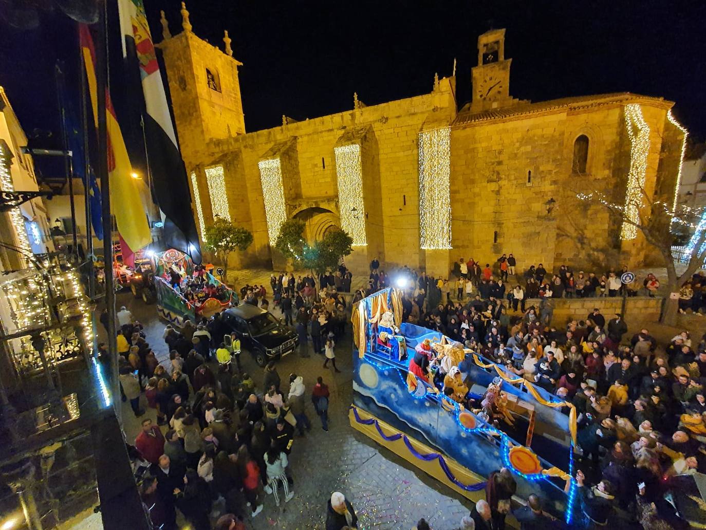 Arroyo de la Luz. El cortejo pasa por una zona del municipio bellamente iluminada. ::