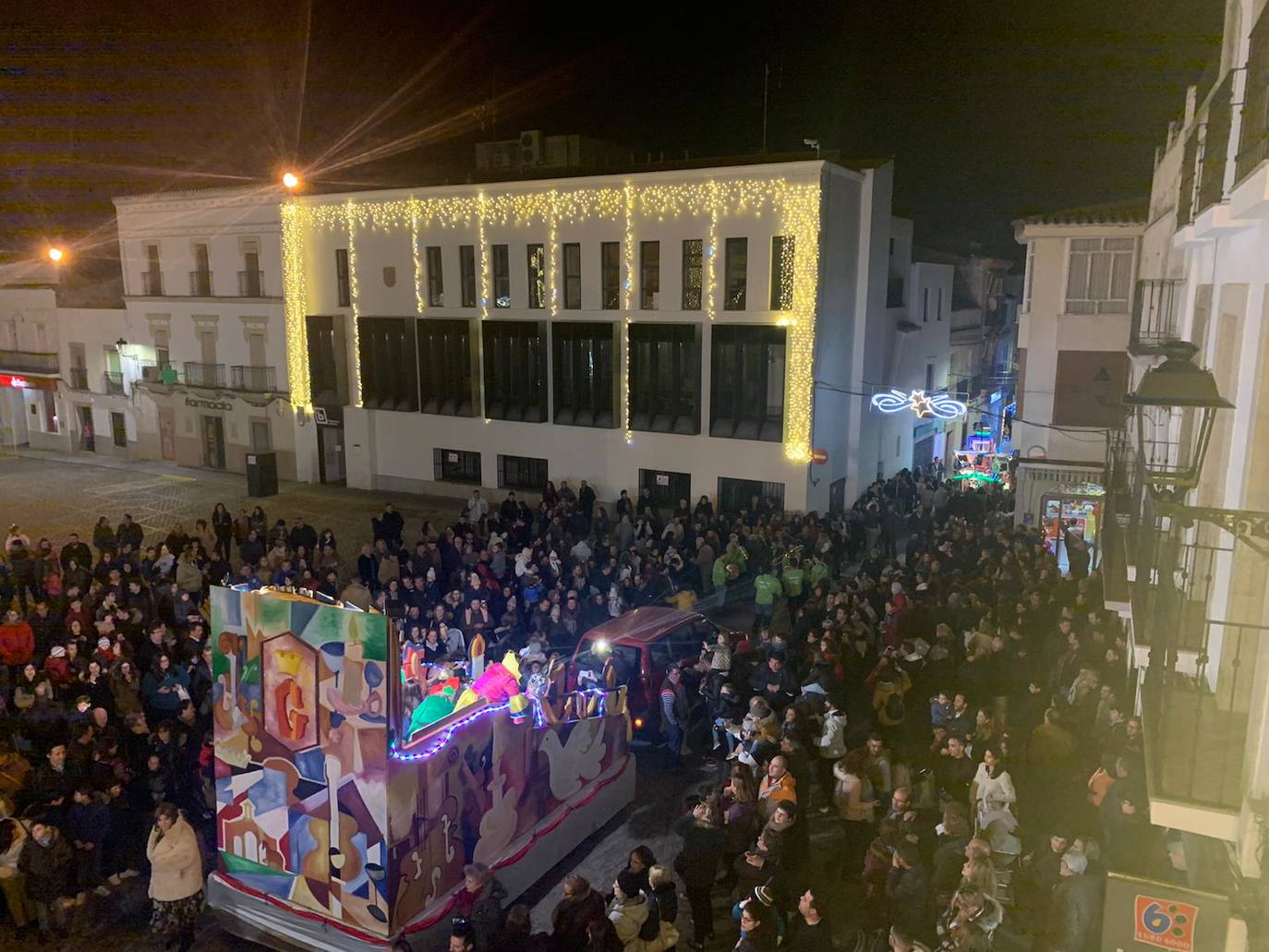 Arroyo de la Luz. Numeroso público acompañó el desfile. :: 