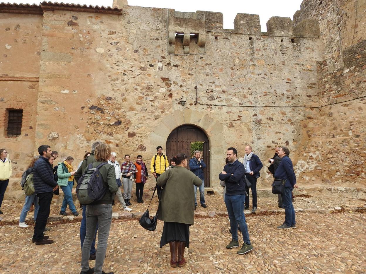 1.Los socios del proyecto de la Diputación visitando castillos.