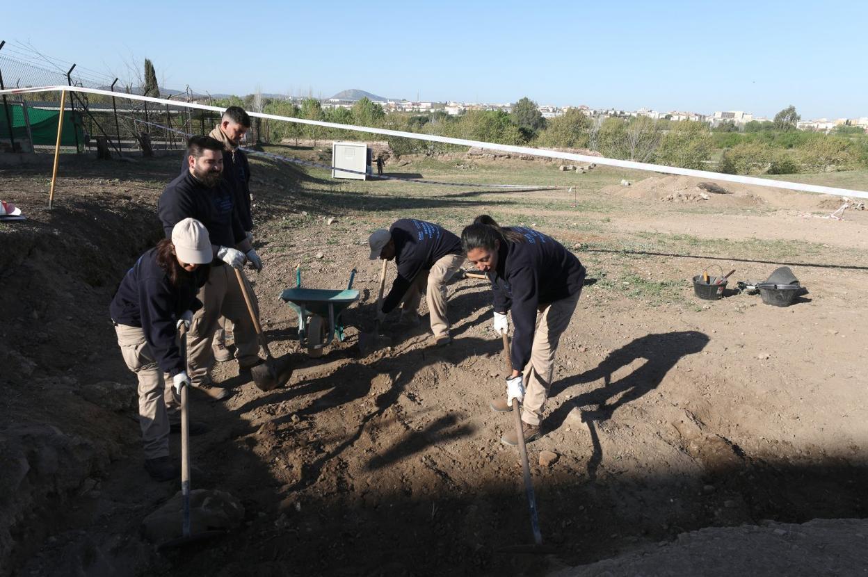 Alumnos de la anterior escuela profesional de Arqueología en la Huerta de Otero. :: brígido