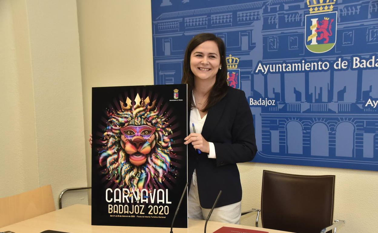 Lara Montero de Espinosa con el cartel de Carnaval. 