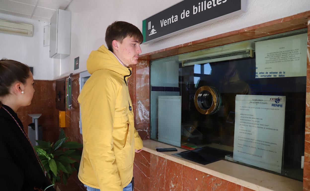 Un joven, ante la taquilla cerrada en Don Benito. :: 