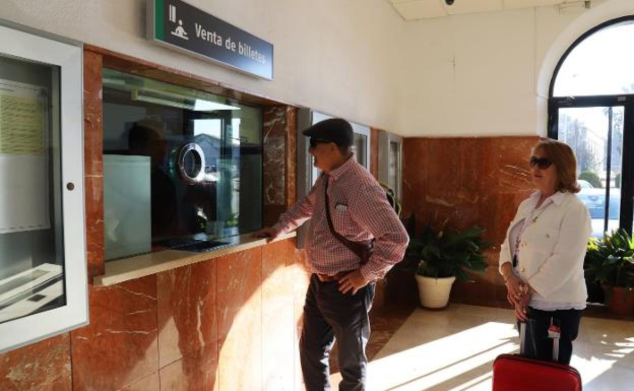 Las taquillas de las estaciones extremeñas siguen cerradas a pesar del anuncio de Teruel Existe