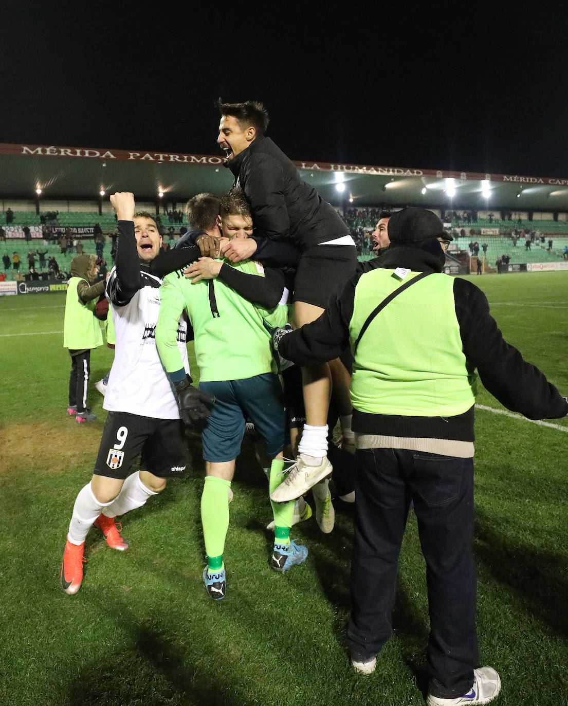 Fotos: El Mérida pasa en la tanda de penaltis y sigue en la Copa