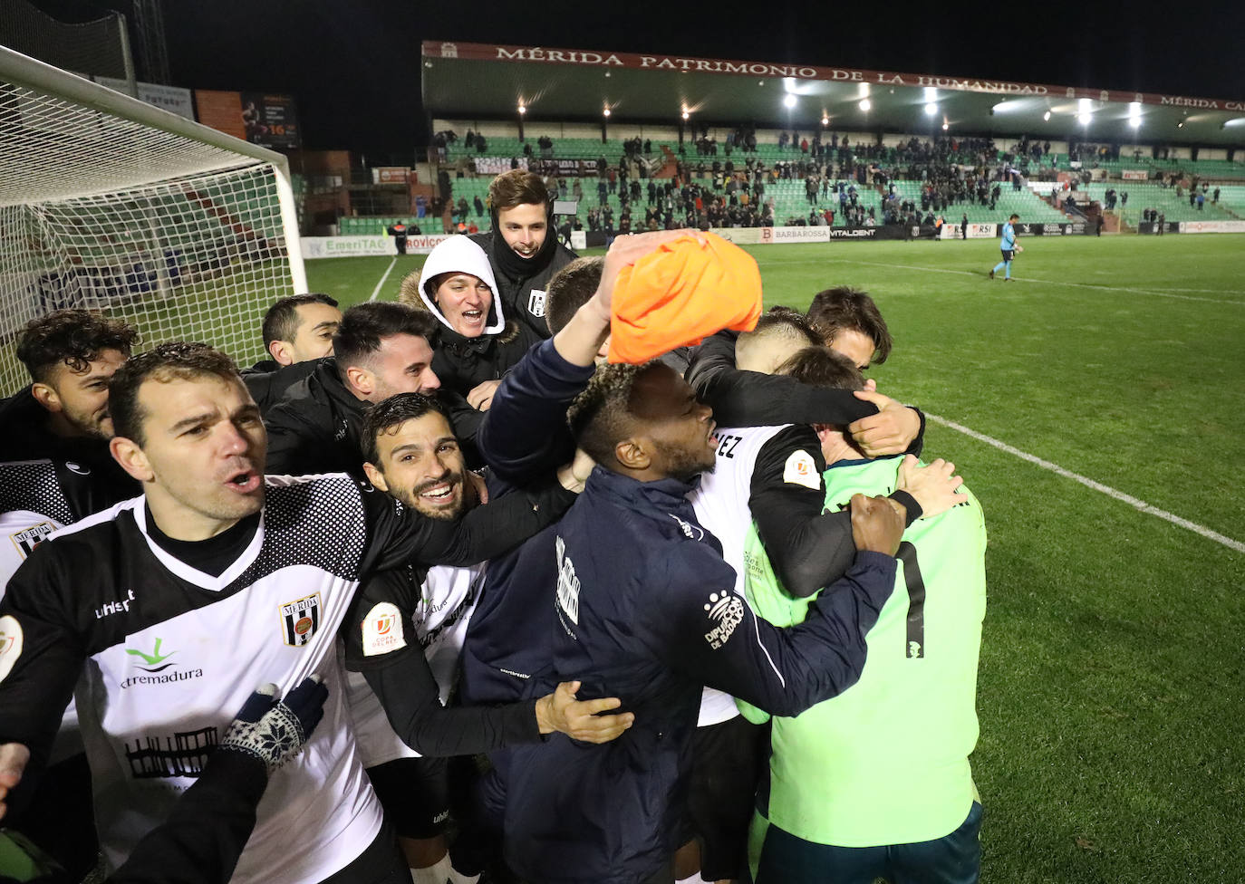 Fotos: El Mérida pasa en la tanda de penaltis y sigue en la Copa