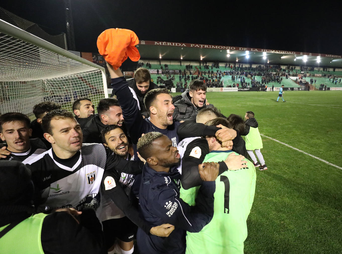 Fotos: El Mérida pasa en la tanda de penaltis y sigue en la Copa