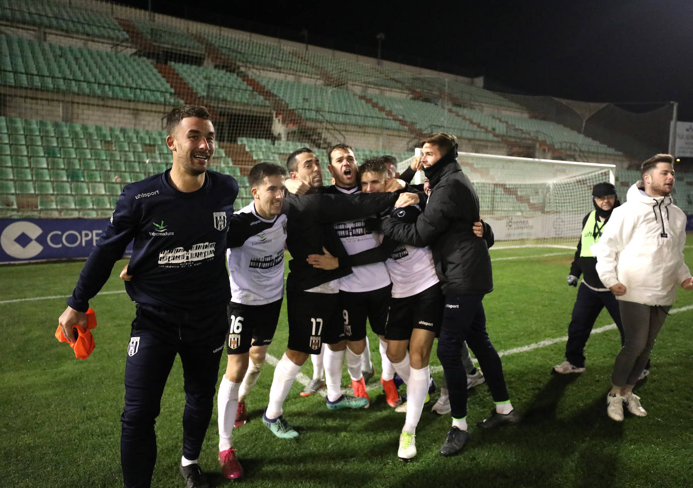 Fotos: El Mérida pasa en la tanda de penaltis y sigue en la Copa