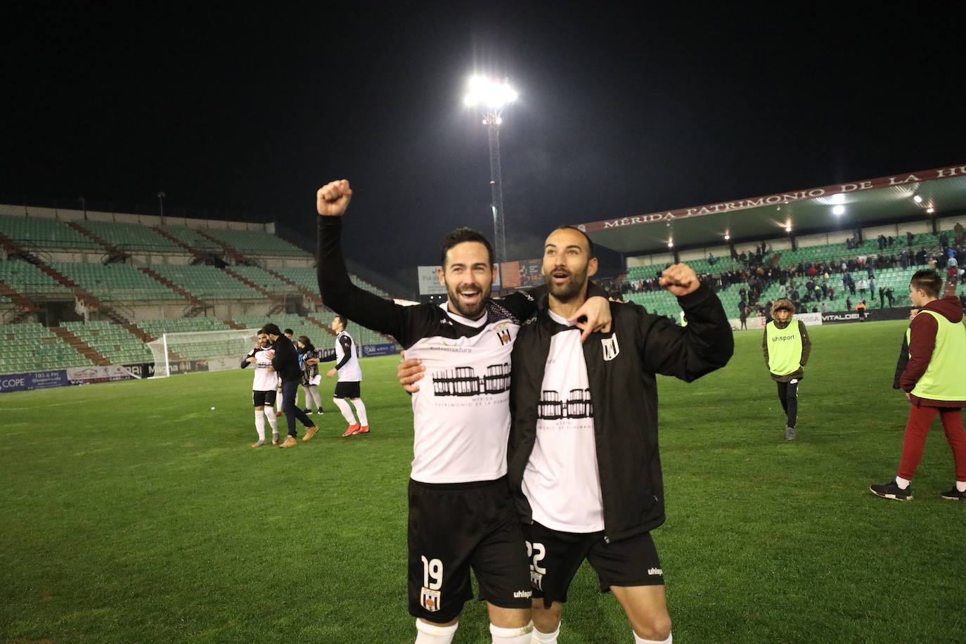 Fotos: El Mérida pasa en la tanda de penaltis y sigue en la Copa