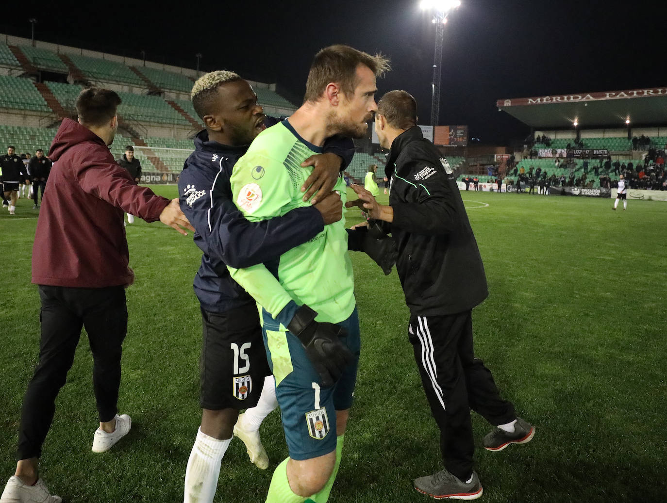 Fotos: El Mérida pasa en la tanda de penaltis y sigue en la Copa