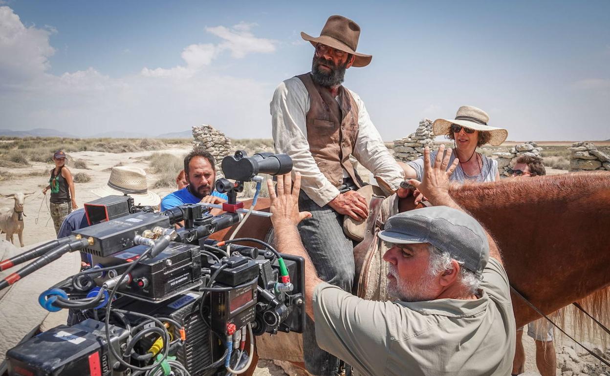 Luis Tosar, durante el rodaje junto al realizador Benito Zambrano. / RAMÓN L. PÉREZ