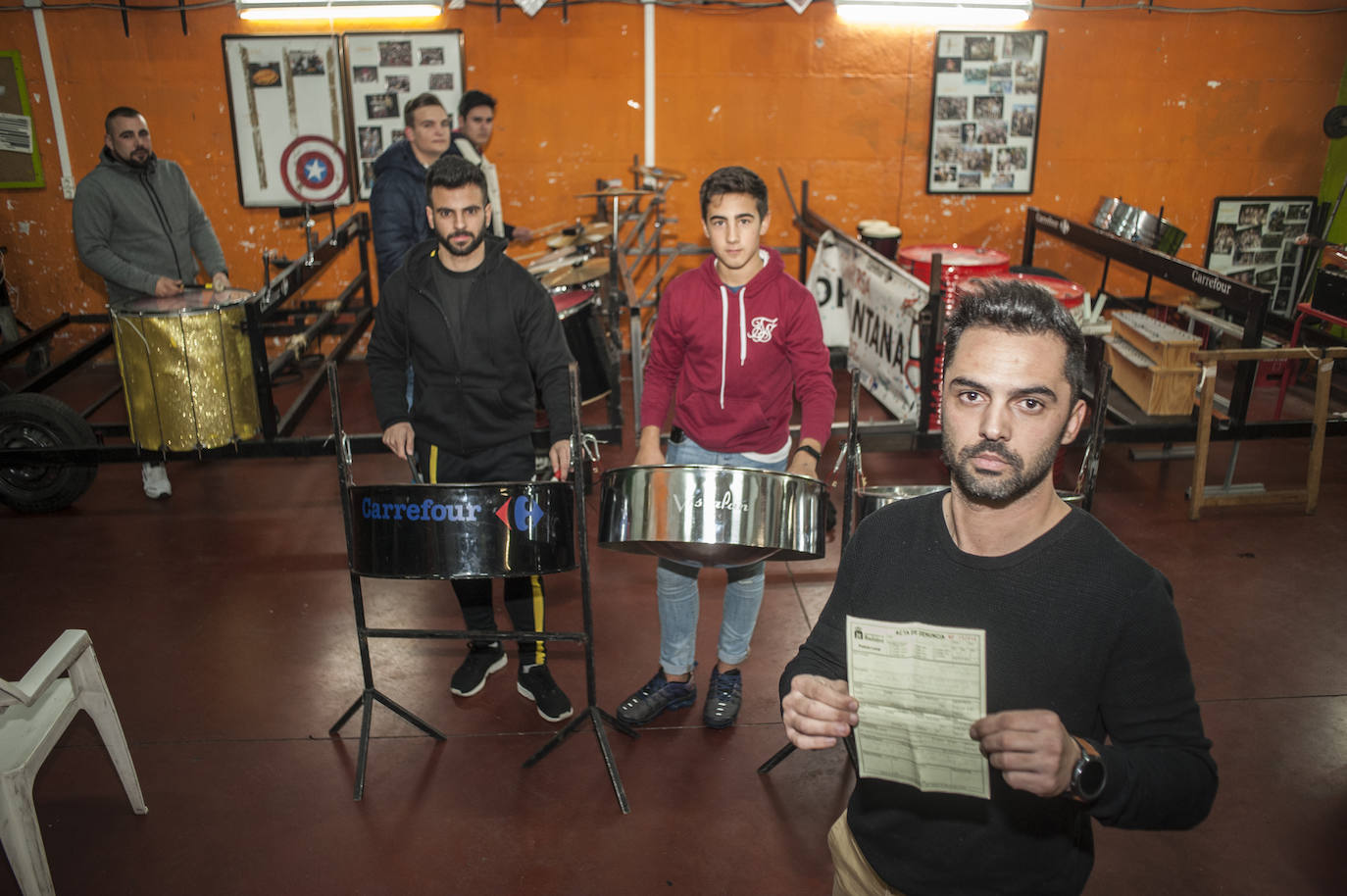 Uno de los miembros de Moracantana muestra la multa en su local de ensayo. :: PAKOPÍ