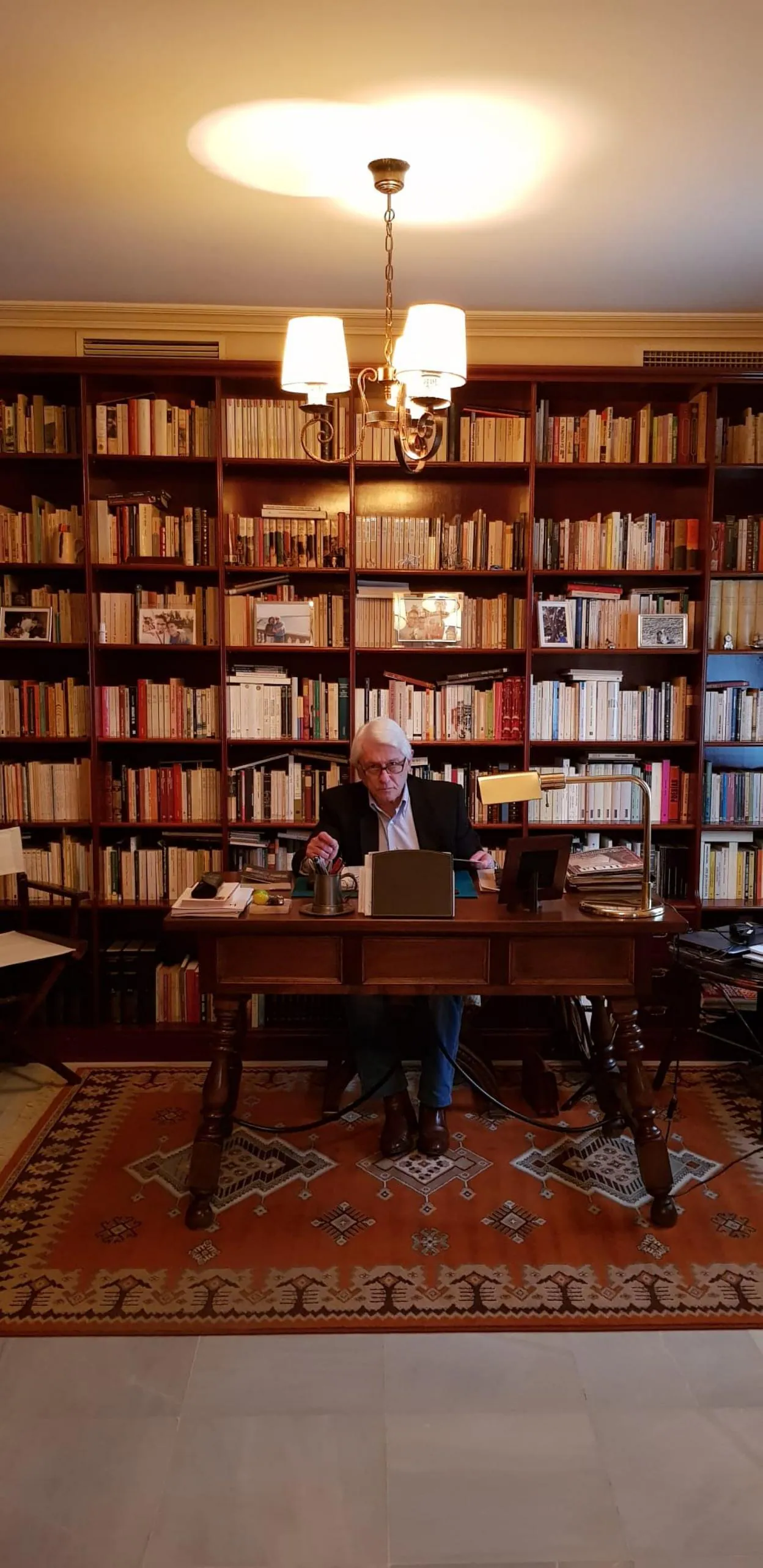 José Antonio Zambrano en la biblioteca de su casa en la que acostumbra a escribir. :: g. c.