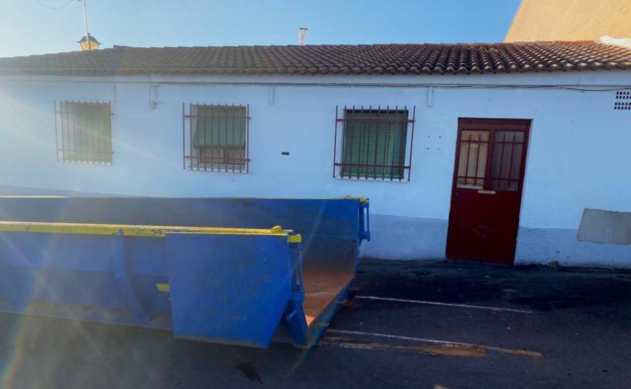 Denuncian al alcalde de Lobón por entrar en la sede de una asociación de padres para ejecutar una obra municipal