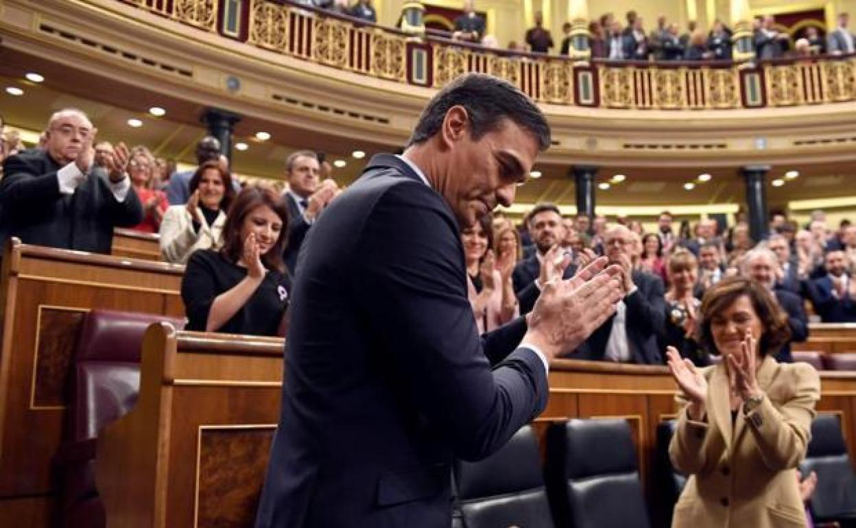 Pedro Sánchez recibe los aplausos de PSOE y Podemos tras ser elegido presidente. 