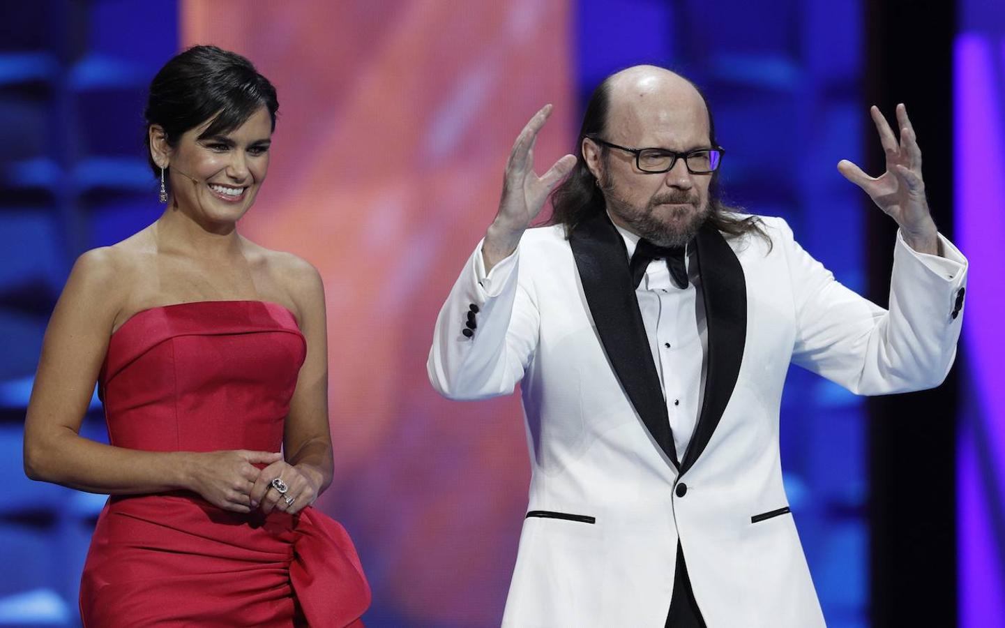 Los presentadores de la gala, la periodista Elena Sánchez (i) y el actor Santiago Segura (d).