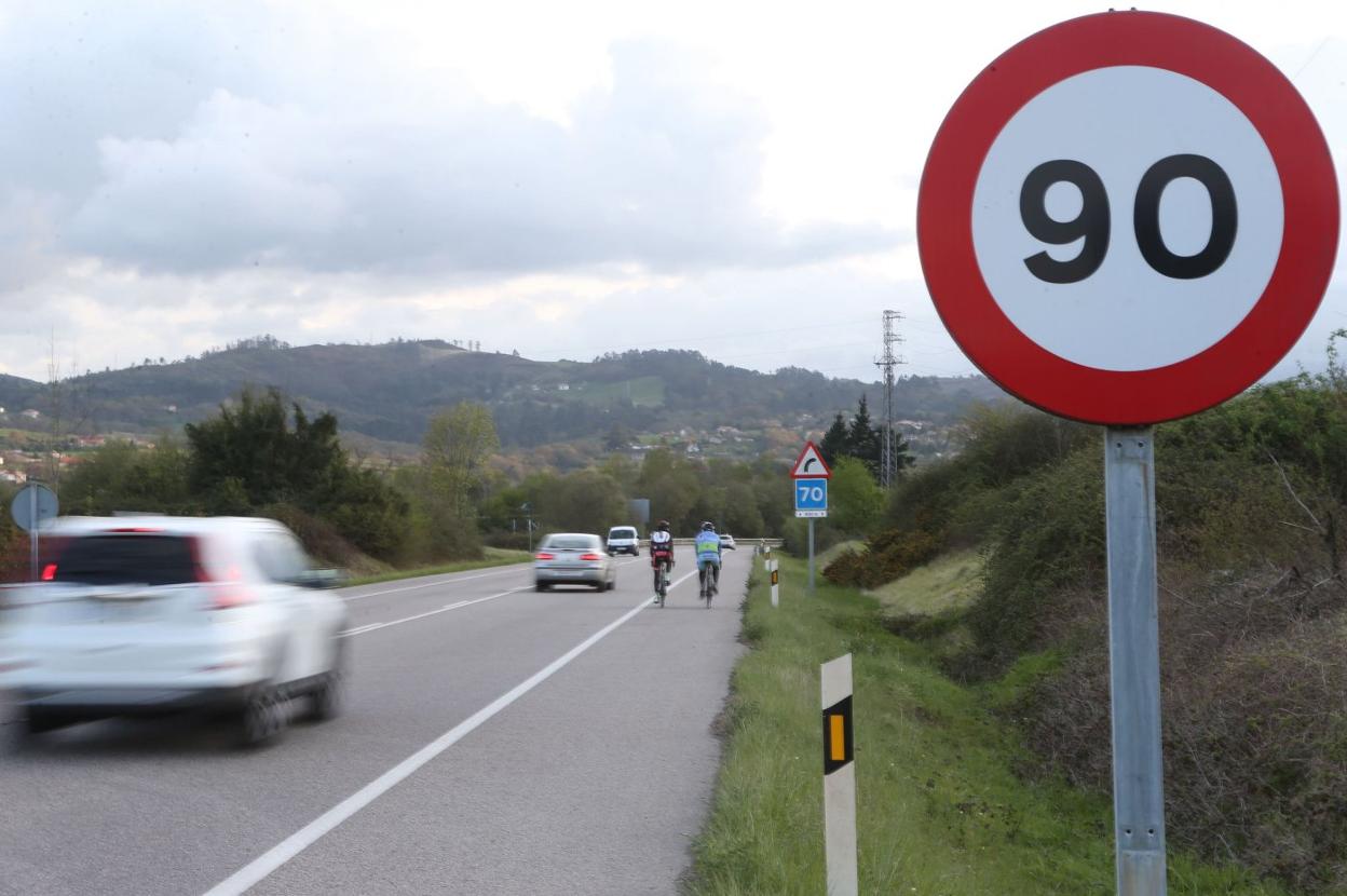 La reducción de velocidad de 100 a 90 kilómetros por hora comenzó en enero del año pasado. :: hoy