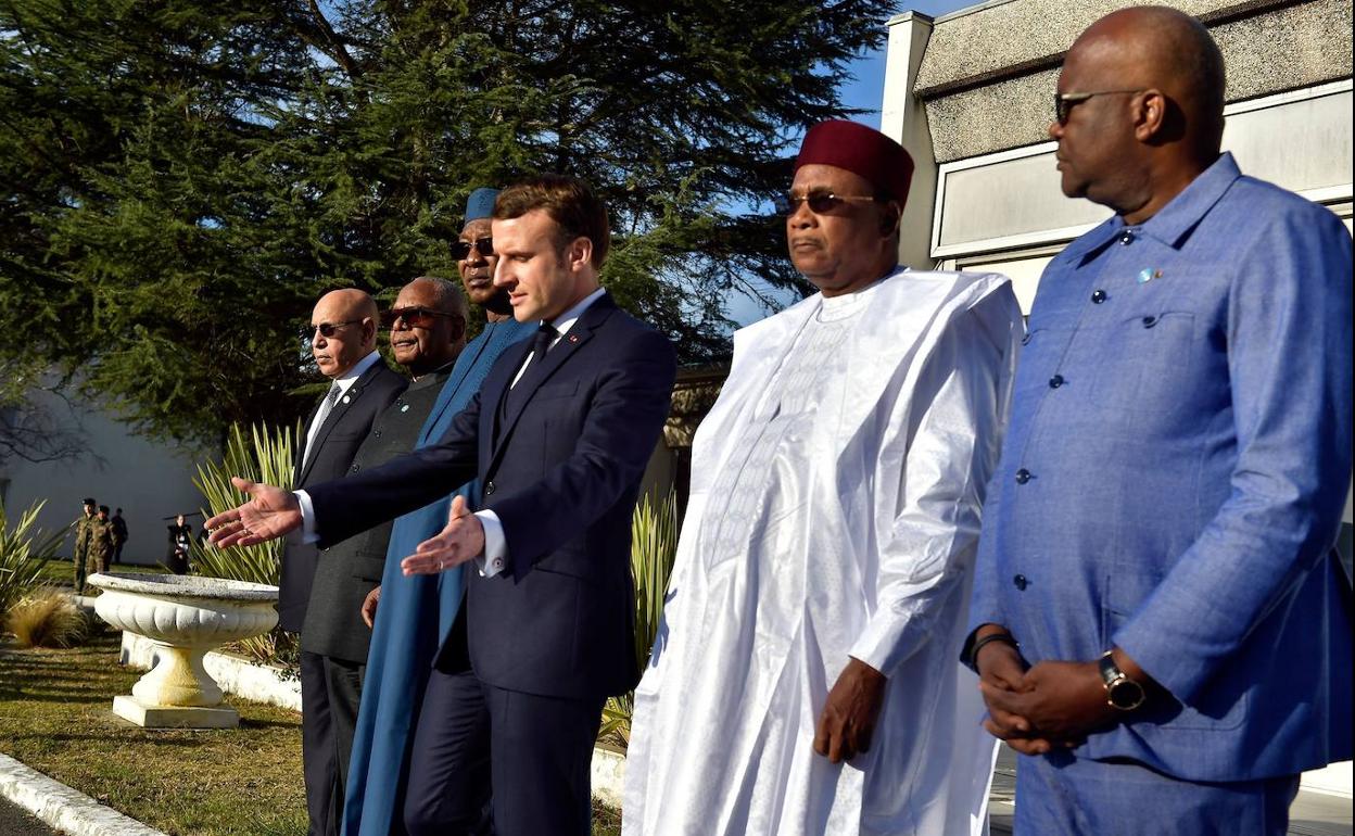 Los presidentes de Mauritania, Malí, Chad, Francia, Nigeria y Burkina Faso, este lunes en Pau.