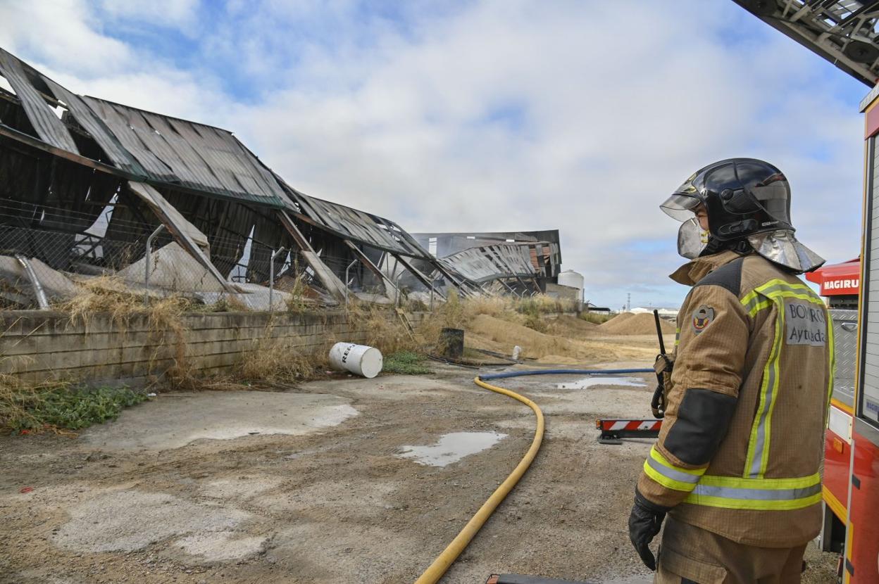 Bombero tras el incendio de la panificadora del Nevero. :: HOY