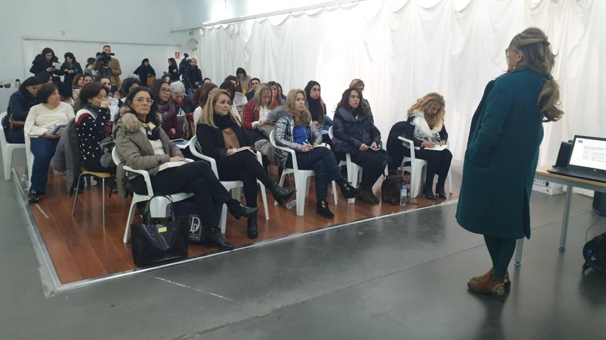 Asistentes al encuentro de empresarias en Villanueva. :: S. G.