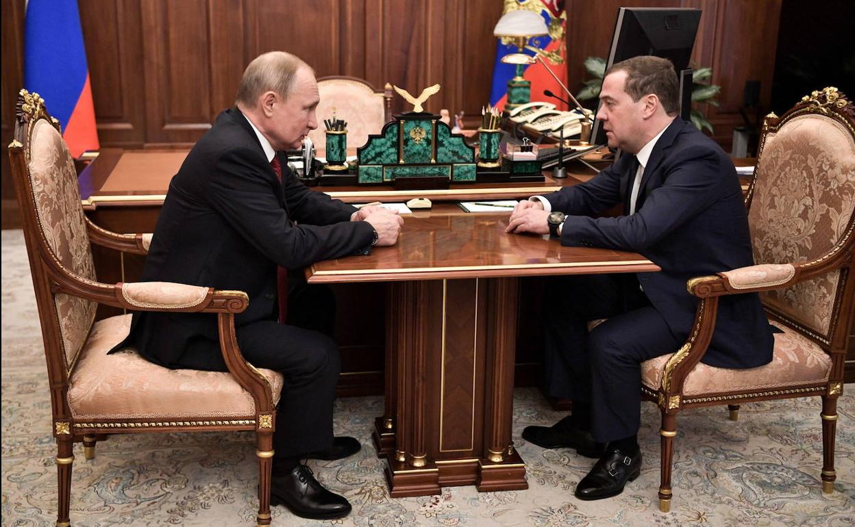 El presidente ruso, Vladimir Putin, se reúne con el primer ministro ruso, Dmitry Medvédev.