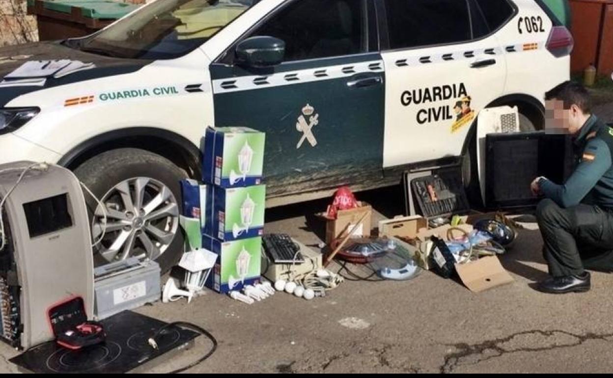 Enseres y electrodomésticos encontrados en el domicilio del arrestado:: HOY
