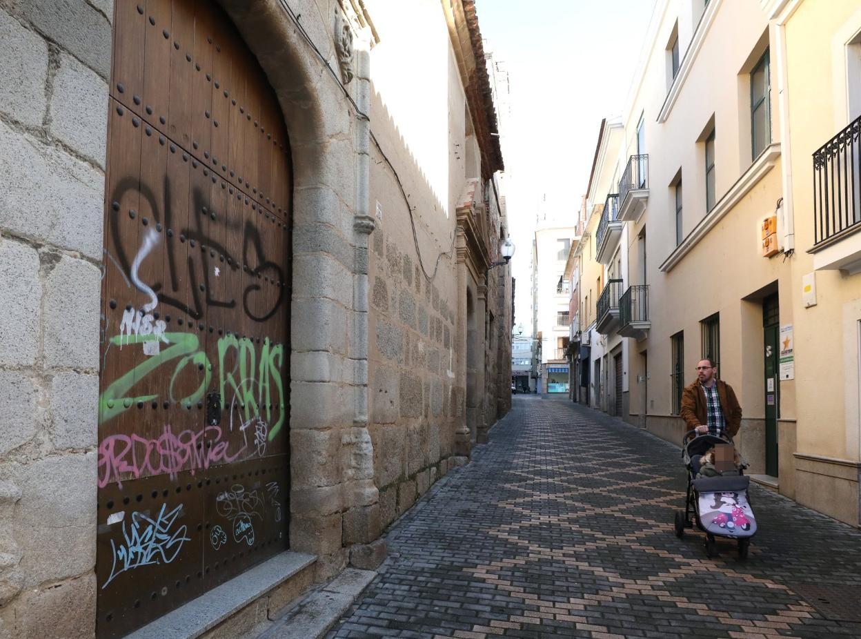 Pintadas hechas en la puerta de las Concepcionistas. :: BRÍGIDO