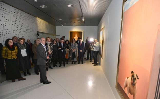 Eduardo Naranjo junto a algunas de las obras que presenta en el MUBA hasta el ocho de marzo. 