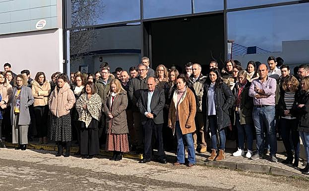 Minuto de silencio ayer en Cristian Lay en su sede de Jerez.En el centro, Ricardo Leal. :: 