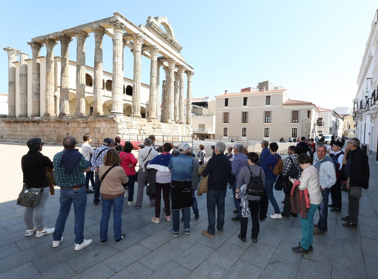 Un grupo de visitantes observa atentamente el Templo de Diana. :: brígido