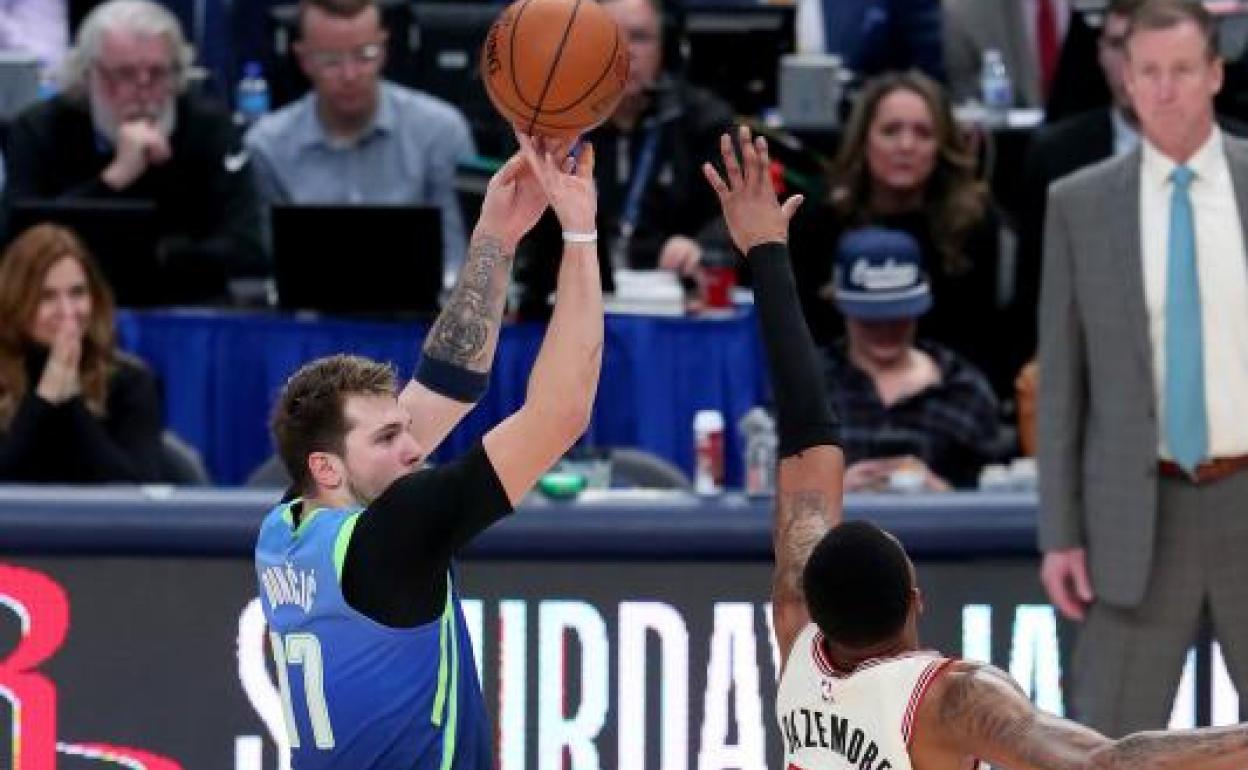 Doncic bate su marca con ocho triples en la victoria de los Mavericks