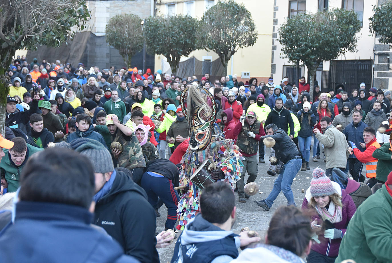 Fotos: La localidad de Piornal vuelve a llenarse de público para participar en el Jarramplas