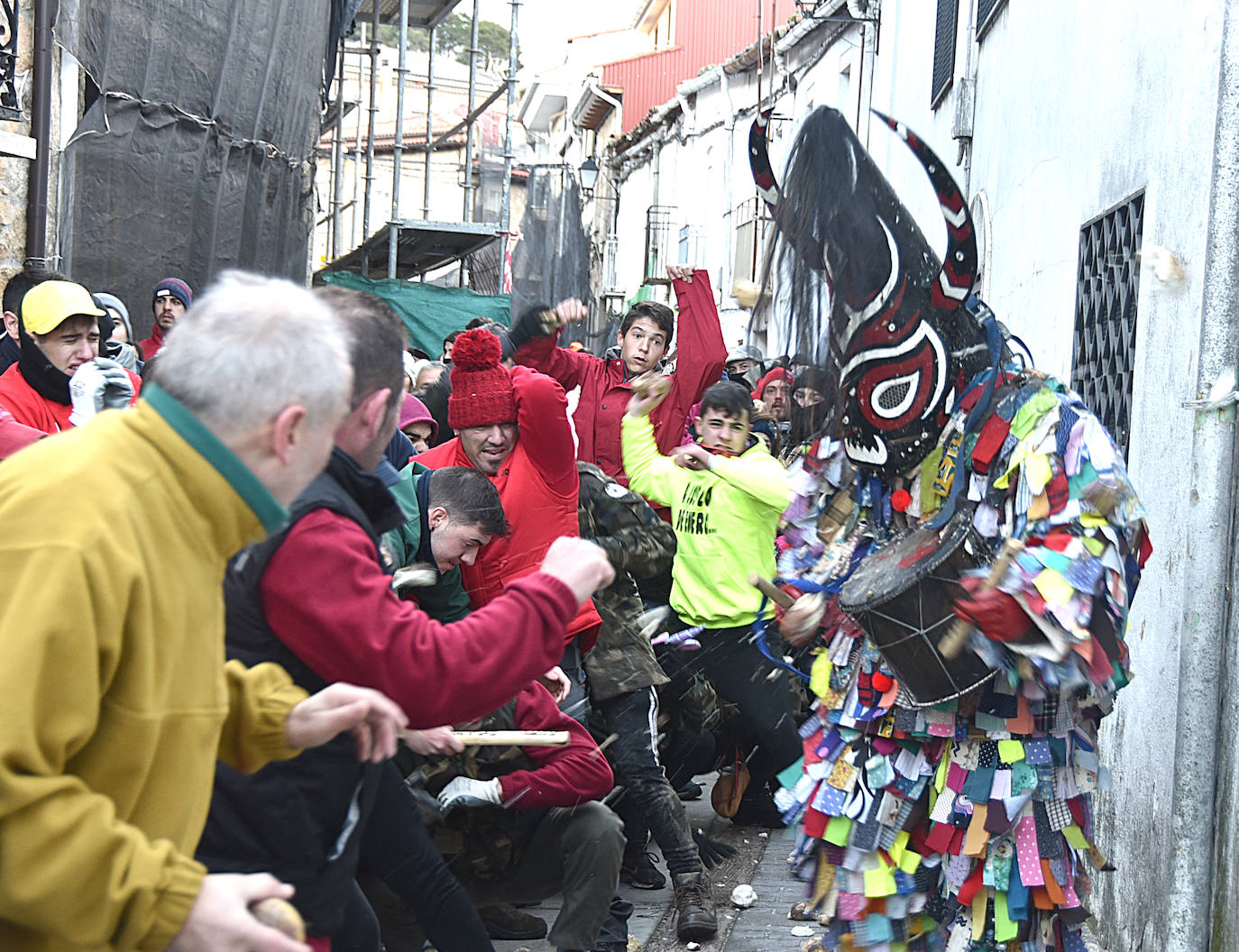 Fotos: La localidad de Piornal vuelve a llenarse de público para participar en el Jarramplas