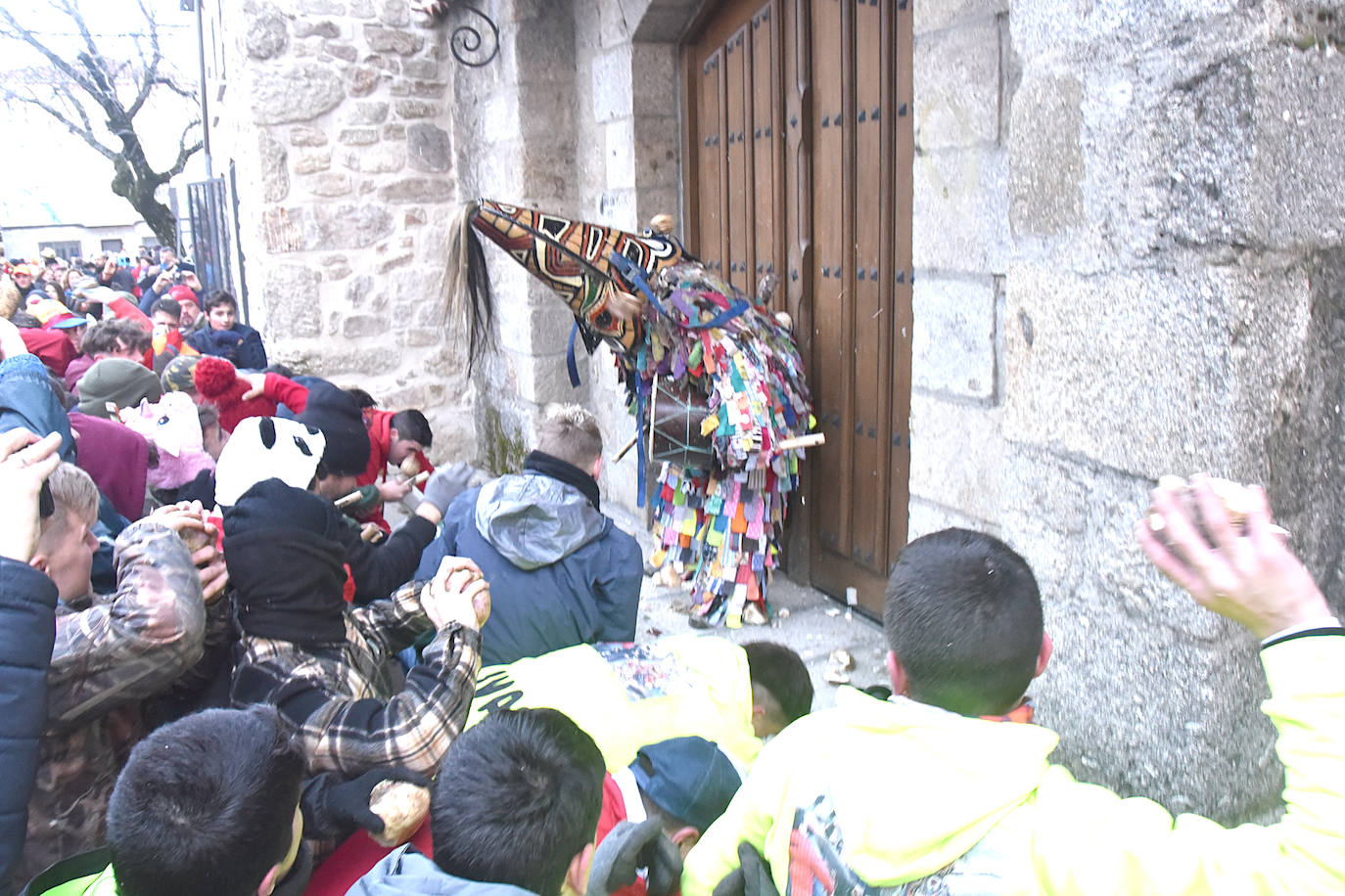 Fotos: La localidad de Piornal vuelve a llenarse de público para participar en el Jarramplas