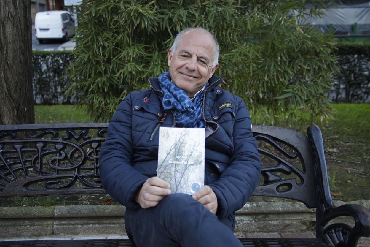 «Escribir poesía no es una afición, es mi vida, no podría estar sin esto»