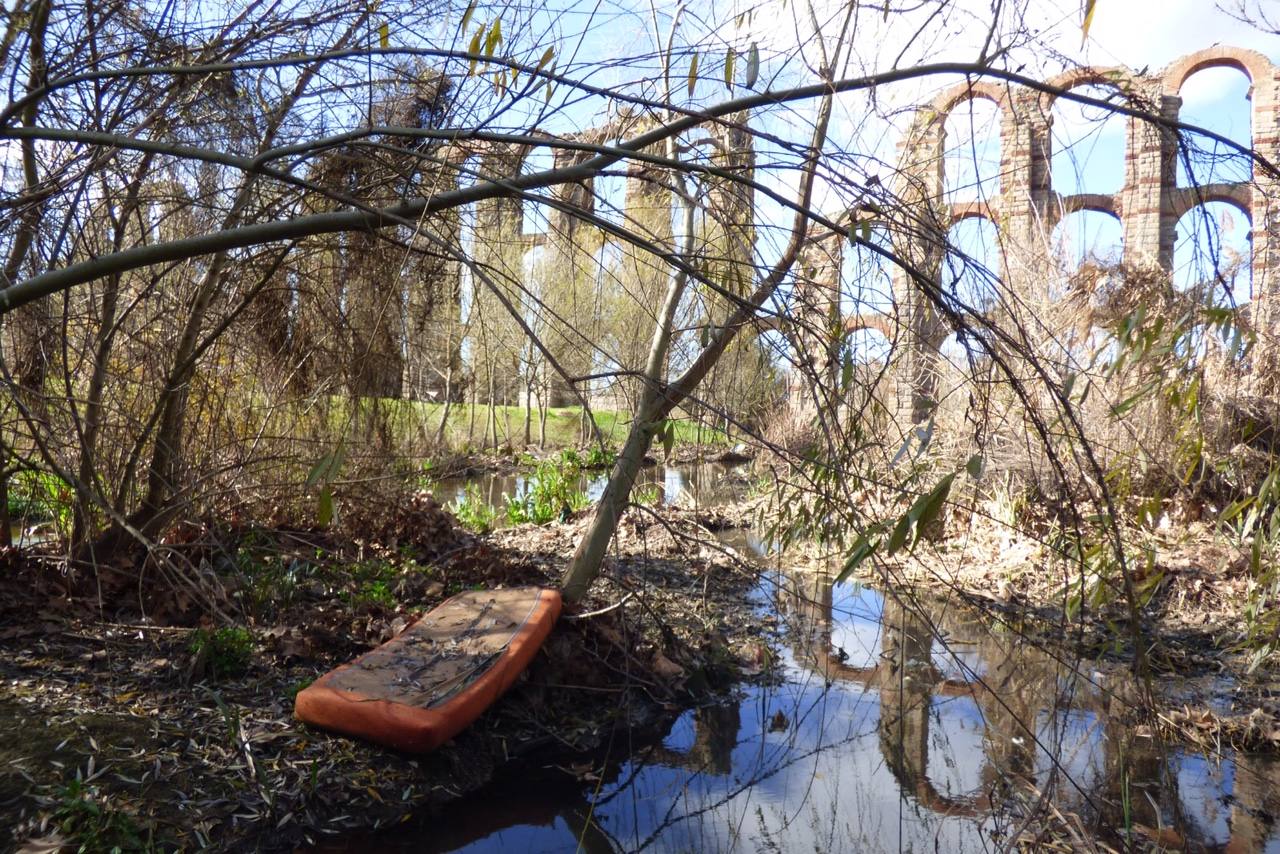 Plásticos, latas y desperdicios de todo tipo se pueden encontrar en el cauce y la ribera del afluente del Guadiana. 