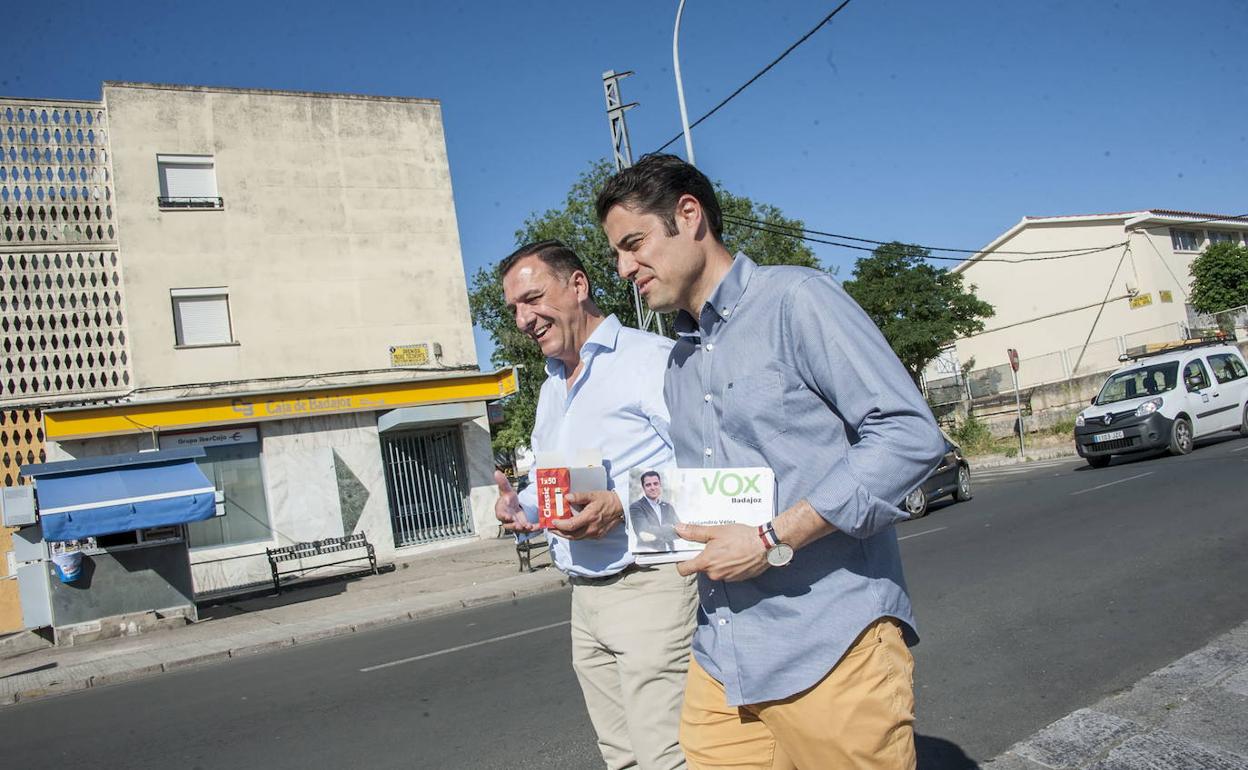 Juan Antonio Morales y Alejandro Vélez haciendo campaña:: HOY