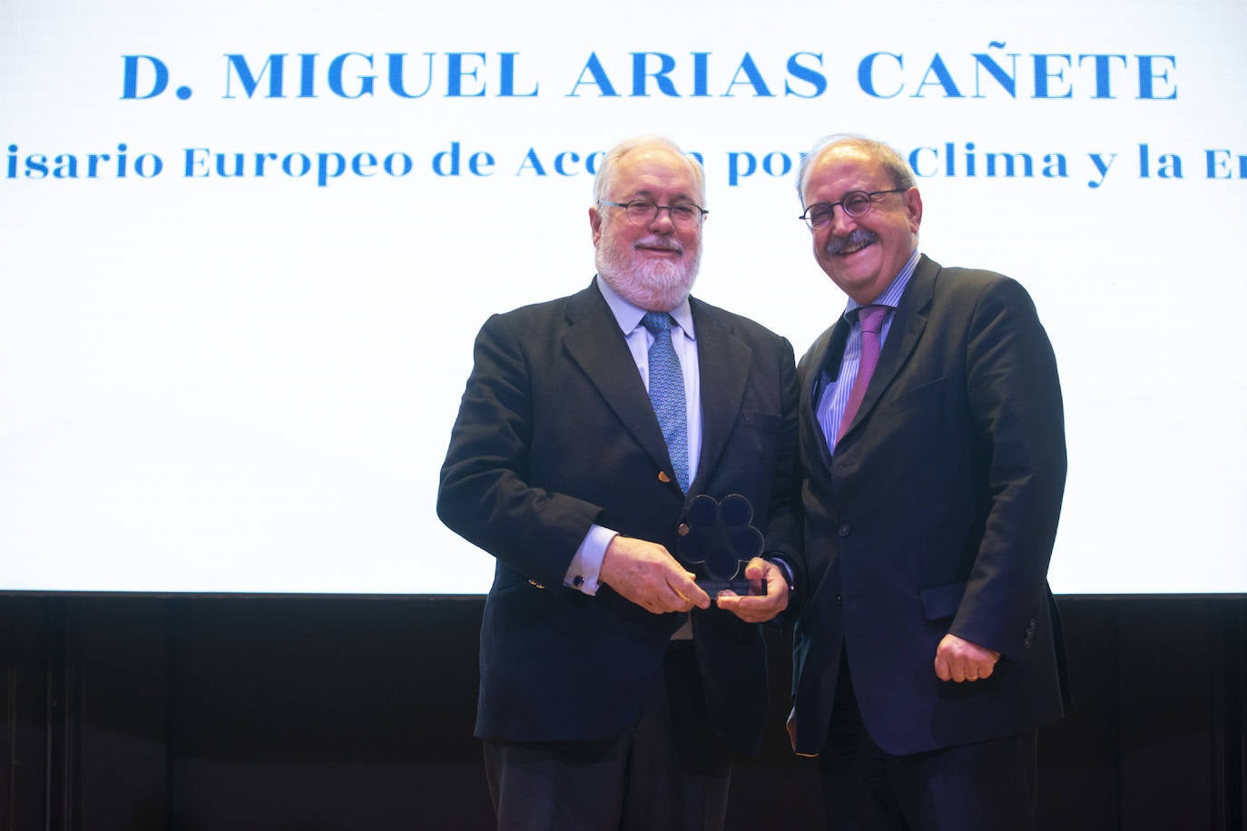 Miguel Arias Cañete, Comisario Europeo de Acción por el Clima y la Energía, con el Premio a la persona que más ha contribuido a la construcción europea, entregado por Luis Romero-Requena, Director General del Servicio Legal de la Comisión Europea.