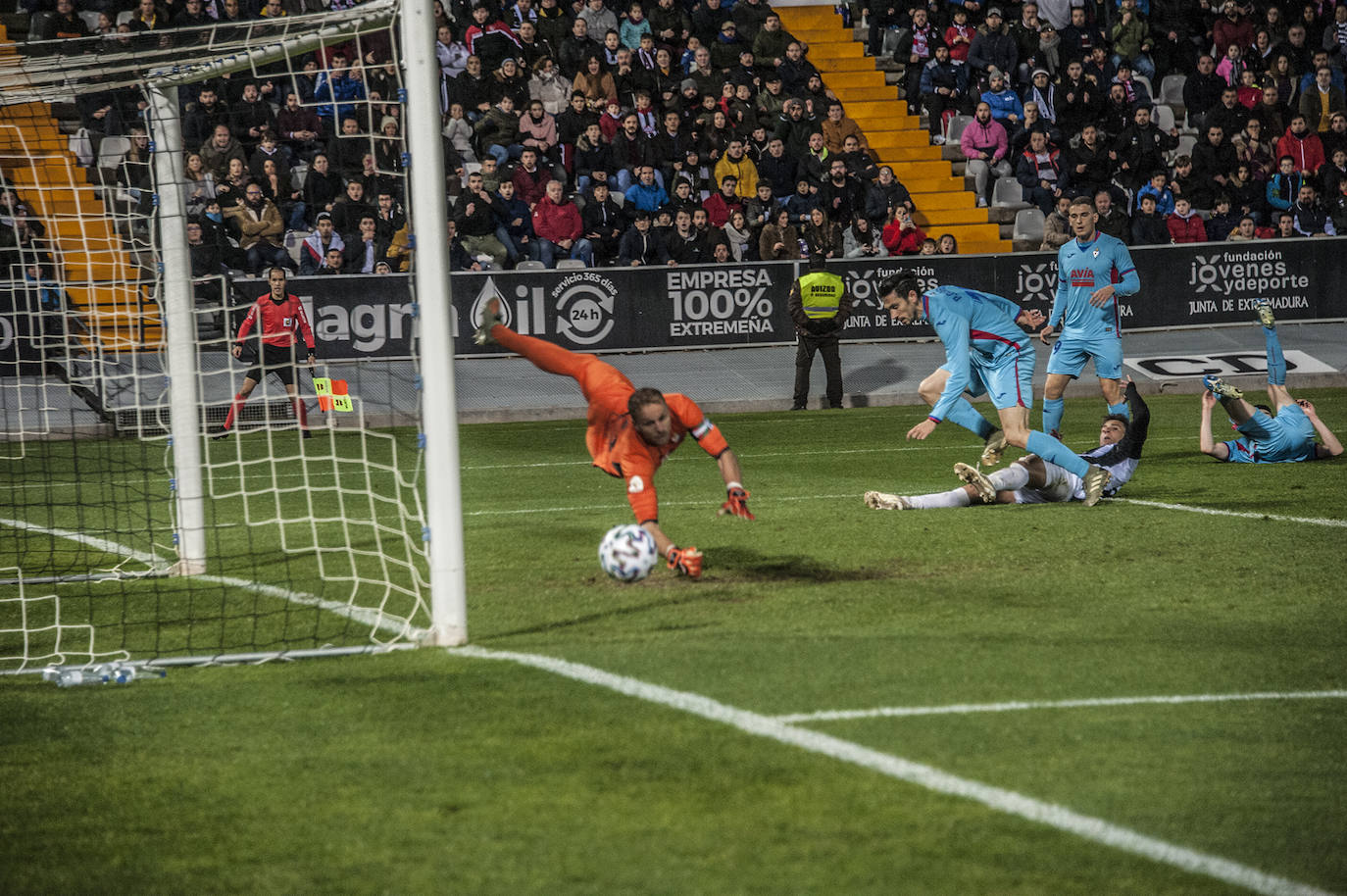 13.000 espectadores disfrutaron de la victoria del CD Badajoz ante el Eibar