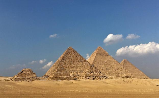Imagen principal - Las tres pirámides de Giza, la pirámide de Zoser y una vista de la ciudad de El Cairo.